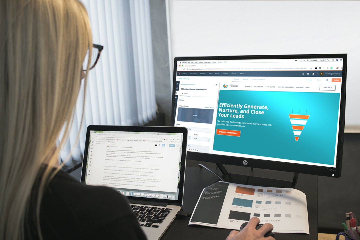 Professionnel travaillant sur ordinateur portable et écran avec des directives de marque.