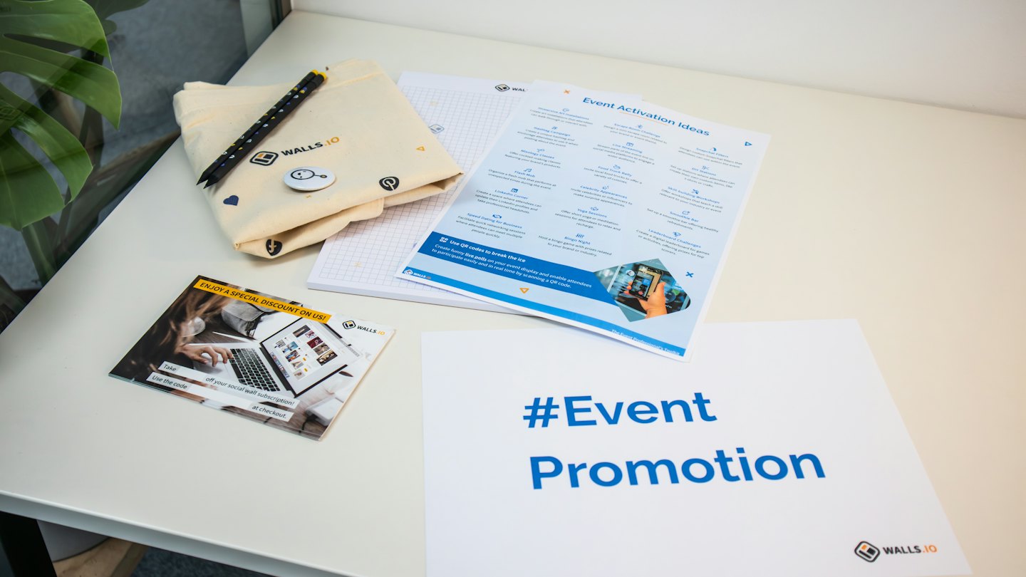 Supports marketing de Walls.io disposés proprement sur un bureau blanc.