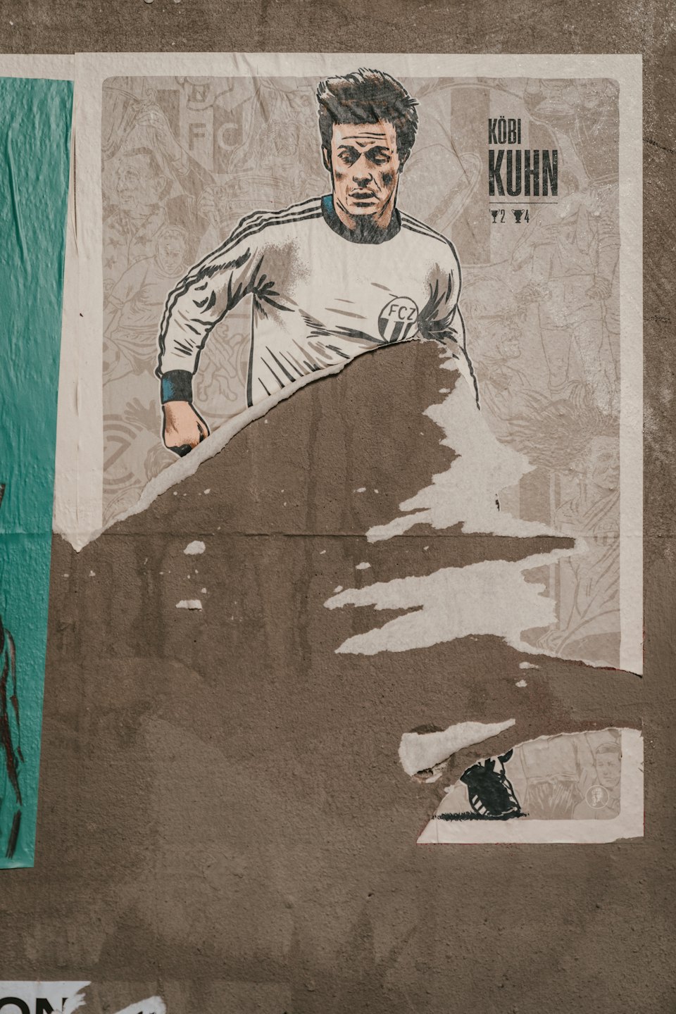 Affiche usée d'un joueur de soccer sur un mur de béton.
